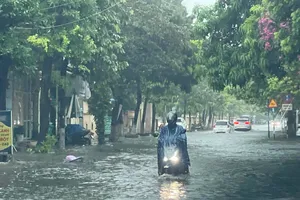 Mưa lớn gây ngập úng nhiều tuyến đường ở Quảng Bình