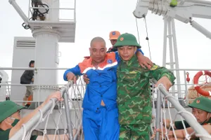 Cuộc trở về diệu kỳ của 11 thuyền viên sau hơn 15 giờ lênh đênh trên biển