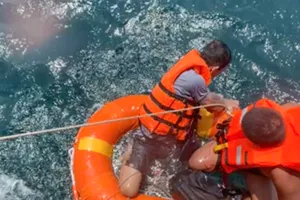 Huy động trực thăng đi tìm kiếm, 10 thuyền viên bị chìm tàu trên biển đã được cứu