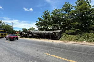 Va chạm với ô tô con, xe đầu kéo bị lật nghiêng trên Quốc lộ 1A