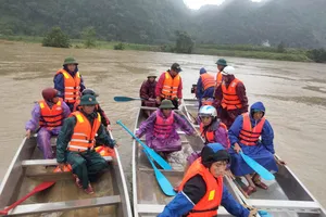 Tìm kiếm 2 chị em bị nước lũ cuốn trôi ở Quảng Bình