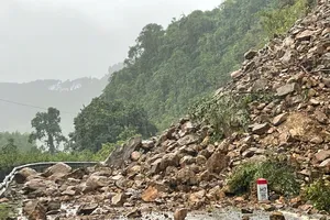 Quảng Bình: Đập chứa nước 500.000 m3 bị vỡ, nhiều điểm sạt lở trên đường 