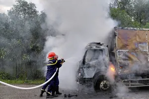 Xe tải bốc cháy dữ dội trên đường Hồ Chí Minh, đoạn qua Quảng Bình