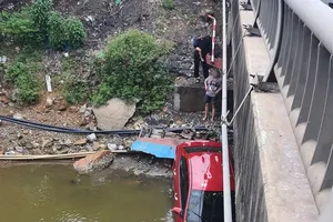 4 người thoát nạn sau khi ô tô lao xuống sông ở Quảng Trị