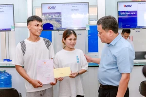 Cặp đôi đầu tiên đăng ký kết hôn ở xã mới, được chủ tịch tỉnh chúc phúc 