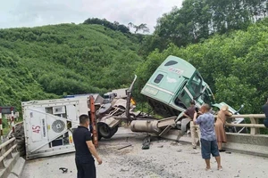 Xe container lật nghiêng chắn ngang Quốc lộ 12A ở Quảng Trị