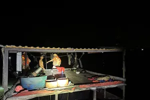 Cận cảnh Công an Quảng Trị bắt ‘cát tặc’ trên sông giữa đêm tối