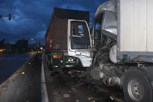 Tông vào đuôi container dừng đèn đỏ, tài xế xe đầu kéo mắc kẹt trong cabin 