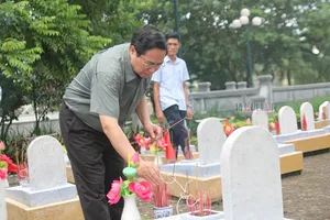 Thủ tướng Phạm Minh Chính dâng hương tưởng niệm các Anh hùng liệt sĩ ở Quảng Trị