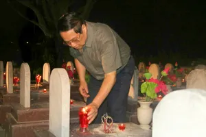 Thủ tướng Phạm Minh Chính thắp nến tri ân các Anh hùng liệt sĩ ở Quảng Trị