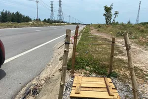 Vụ gần 200 nắp hố ga ‘bốc hơi’ ở Quảng Trị: Dùng ván gỗ, cọc tre đậy tạm vì hết tiền