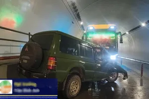 Ô tô con đối đầu xe khách trong hầm Đèo Ngang, 2 người tử vong tại chỗ