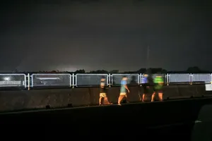 Nhiều thiếu niên đi bộ trên cao tốc Vạn Ninh – Cam Lộ vào ban đêm khiến tài xế hú vía