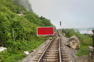 Các đoàn tàu dừng khẩn cấp vì sạt lở đá trên đường sắt Bắc-Nam