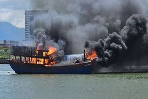 Tàu cá của ngư dân Quảng Trị bốc cháy ngùn ngụt ở khu neo đậu