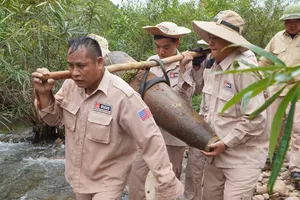 Đi bắt cá ở suối, người phụ nữ ở Quảng Trị bất ngờ thấy quả bom 'khủng'