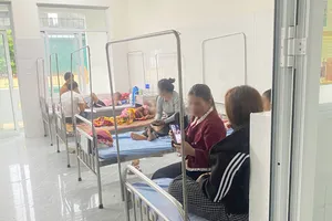 Số học sinh nghi ngộ độc sau bữa ăn sáng tại trường ở Quảng Trị tăng lên 40 em