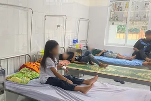 Vụ 40 học sinh nghi ngộ độc nhập viện: Phó hiệu trưởng lên tiếng