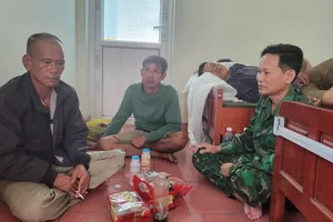 Ngư dân thoát chết kể lại phút sinh tử lúc 2 tàu cá bị sóng dữ cuốn trôi ở Quảng Trị