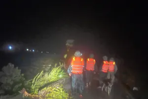 9 thuyền viên mất tích cùng 2 tàu cá do bị đứt dây neo ở Quảng Trị