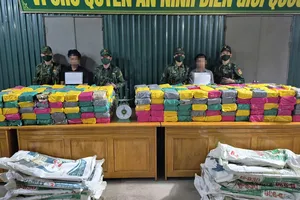 Ngụy trang nửa tấn ma túy trong bao thức ăn cho cá để tuồn qua cửa khẩu Cha Lo