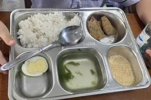 Quảng Trị: Hiệu trưởng nói gì về suất ăn 25.000 đồng của 1 học sinh ở trường gây xôn xao