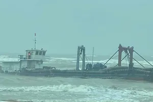 Cứu 4 thuyền viên trên tàu chở hàng gặp nạn khi đi qua vùng biển Quảng Trị