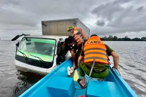 Giải cứu 2 người mắc kẹt trong xe tải bị ngập sâu trên quốc lộ ở Quảng Trị