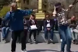 Khi hai ông cháu cùng nhảy Shuffling