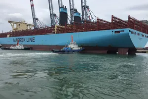 Clip: Tàu lớn nhất thế giới cập cảng Việt Nam