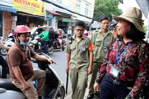 Clip: Nữ chủ tịch phường xăn tay dọn dẹp vỉa hè