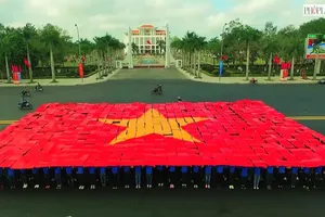 Clip: Hàng trăm bạn trẻ Quảng Nam xếp hình cờ Tổ quốc