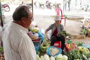 'Bố Năm Hấp' - Cứu tinh của người bán hàng rong