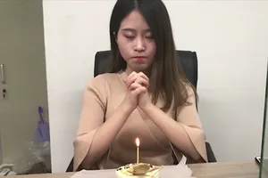 'Thánh ăn công sở' làm bánh sinh nhật bằng bóng đèn