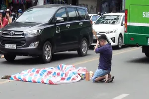 Clip: Hiện trường người phụ nữ ngã xe ôm bị xe buýt cán