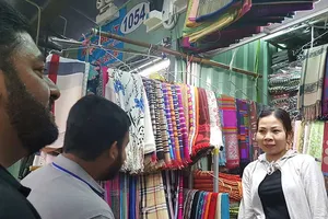 Clip:Tiểu thương 'chém' tiếng Anh hài hước và dễ thương