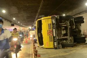 Clip: Cứu hộ xe chở đất lật trong hầm Thủ Thiêm