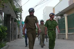 Công an xã Bà Điểm tuần tra kiểm soát bãi đáp ma túy