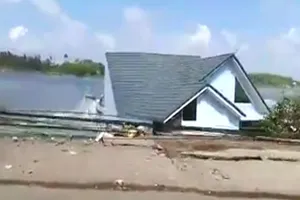 Clip: 14 căn nhà bị nước sông 'nuốt' trong tích tắc