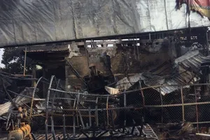 Hiện trường gara cháy trong đêm, 10 người thoát nạn