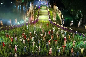 Buổi trình diễn áo dài ở Huế được quay bằng flycam