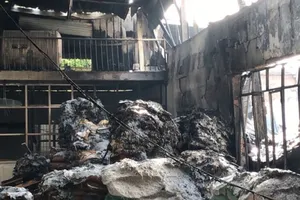 Clip: Cả ngàn m2 xưởng nhựa ở quận 8 bị thiêu rụi