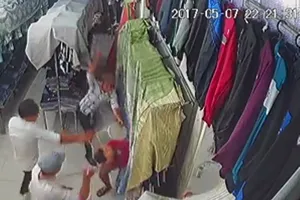 Clip: Nhóm côn đồ xông vào tiệm quần áo chém người