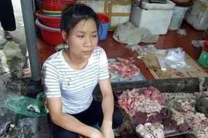 Clip: Cảnh người bán thịt heo bị đổ chất thải lên thịt