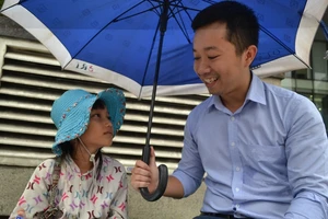 Anh nhân viên ngân hàng dạy chữ cho cô bé bán vé số 