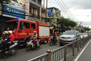 Clip: Cháy nhà gần chợ, cụ bà 80 thoát nạn