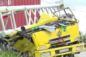 Clip: Container 'cào' sập cổng chào ở Vĩnh Long