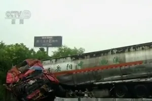 Tông xe liên hoàn trên cao tốc ở Trung Quốc