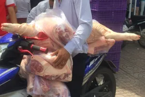 Clip:Người Sài Gòn xếp hàng mua thịt heo 25.000 đồng/kg