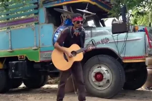 Cả dàn nhạc thu bé lại bởi... 1 chàng nhạc công